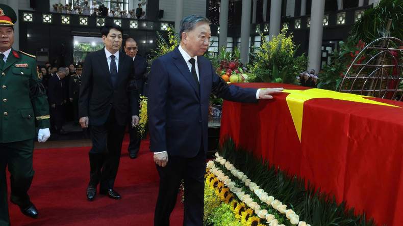 以越共中央总书记苏林为团长的越共中央委员会代表团怀着无限悲痛的心情向陈德良同志表示哀悼。