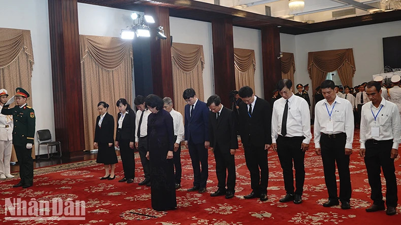 原国家副主席邓氏玉盛在胡志明市统一会议厅吊唁原国家主席陈德良同志逝世。