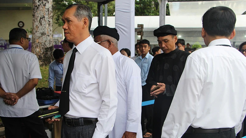 保安力量在胡志明市统一大会场门前维持秩序，准备迎接前来吊唁原国家主席陈德良同志逝世的代表团。