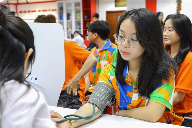 “红色之旅” 无偿献血活动吸引多人参加。（图片来源：越通社）