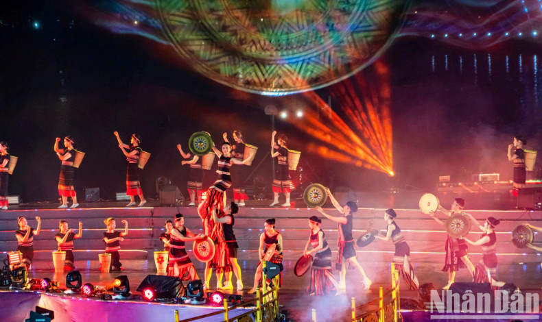 “西原情歌”节目在这片如诗如画的香江水上演出，有助于大力宣传2025年顺化文化节和纪念顺化解放50周年。