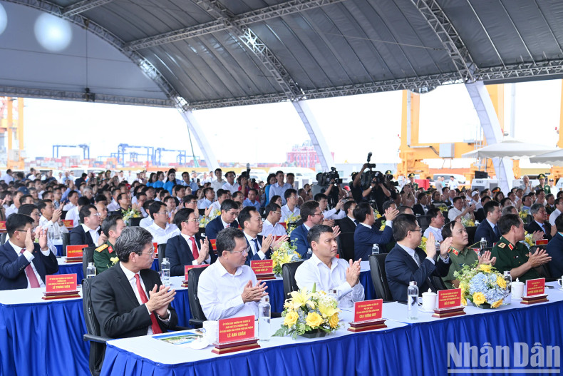 出席典礼的代表们。