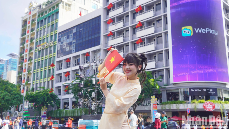 4月25日中午，许多年轻人在阮惠步行街上拍照打卡。