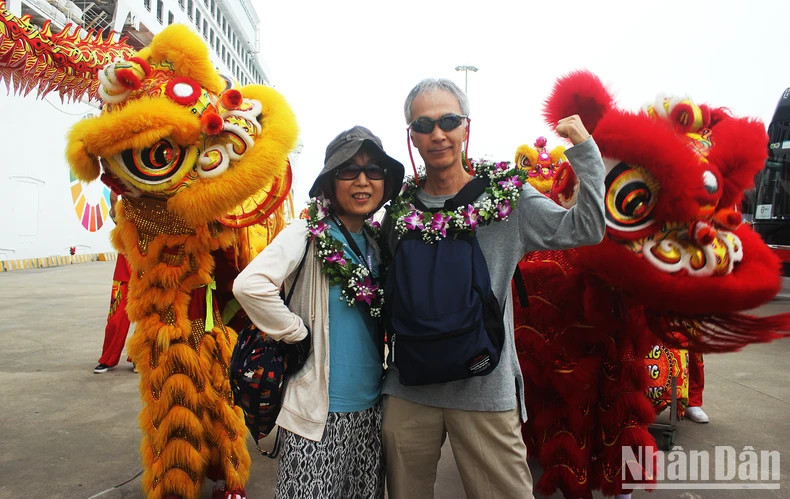 游客们在下龙国际游轮港打卡。 游客们在下龙国际游轮港打卡。