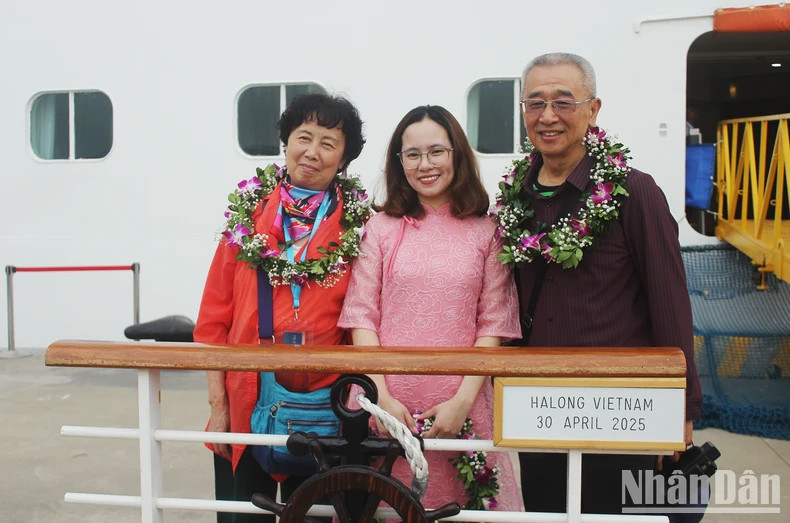 游客们在下龙国际游轮港打卡。 游客们在下龙国际游轮港打卡。