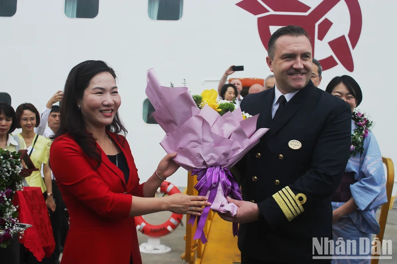 广宁省领导热烈欢迎“太平洋世界号”邮轮游客与船员抵达下龙市。 广宁省领导热烈欢迎“太平洋世界号”邮轮游客与船员抵达下龙市。