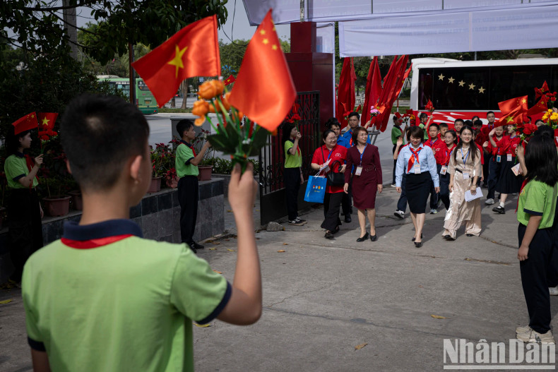 谅山省黄文树中学的学生热烈欢迎中国广西凭祥镇代表团及20名学生的到来。 谅山省黄文树中学的学生热烈欢迎中国广西凭祥镇代表团及20名学生的到来。