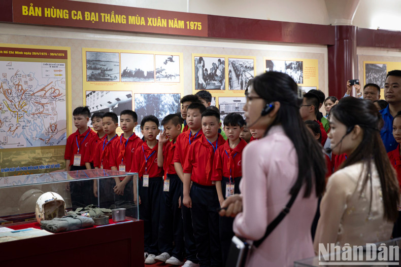 学生们还参观了博物馆的专题展区“1975年南方解放——伟大胜利的史诗”。 学生们还参观了博物馆的专题展区“1975年南方解放——伟大胜利的史诗”。
