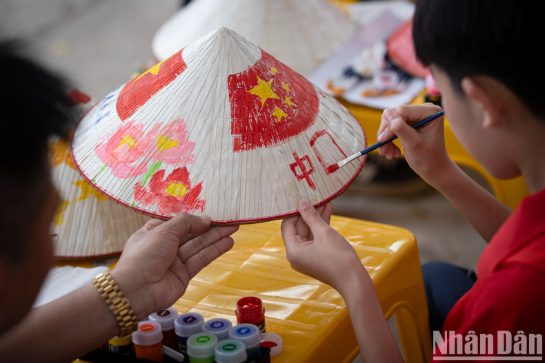 中国学生在完成自己的作品。 中国学生在完成自己的作品。