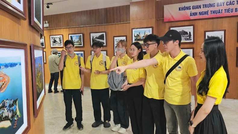 展览吸引了众多下龙大学文化系学生以及中小学生前来参观、学习。