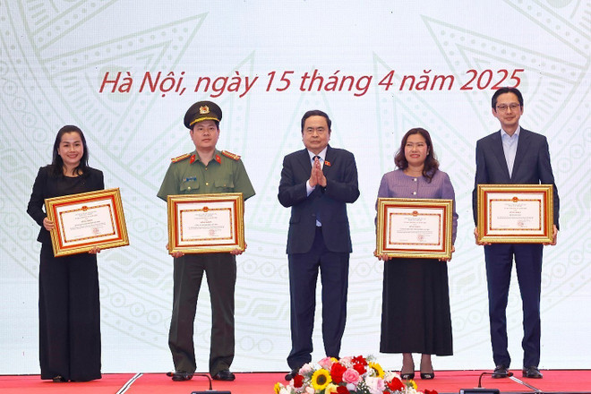 国会主席陈青敏向为此次会议筹备工作做出重要贡献的集体授予奖状。(图片来源:越通社) 国会主席陈青敏向为此次会议筹备工作做出重要贡献的集体授予奖状。(图片来源:越通社)