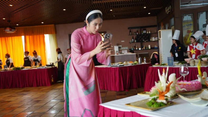 越南小姐玉欣拍摄了钵场美食的美丽瞬间。