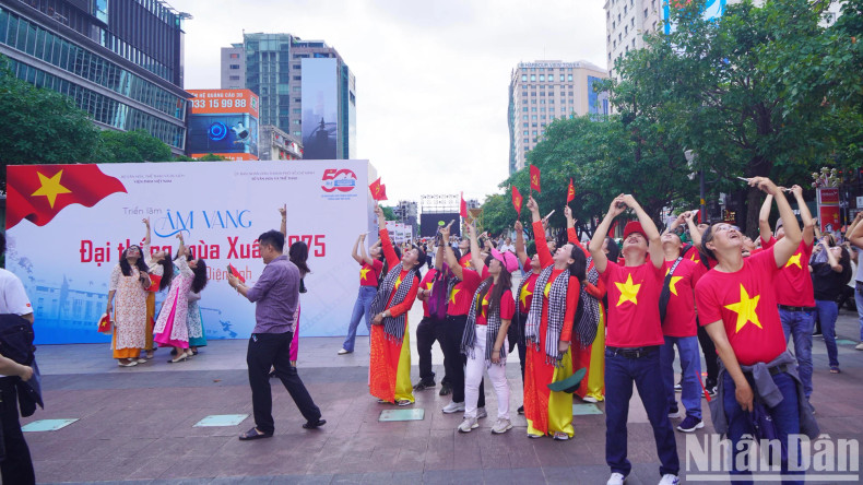当地居民纷纷拍下人民军空军训练的珍贵画面，表达自豪与激动之情。