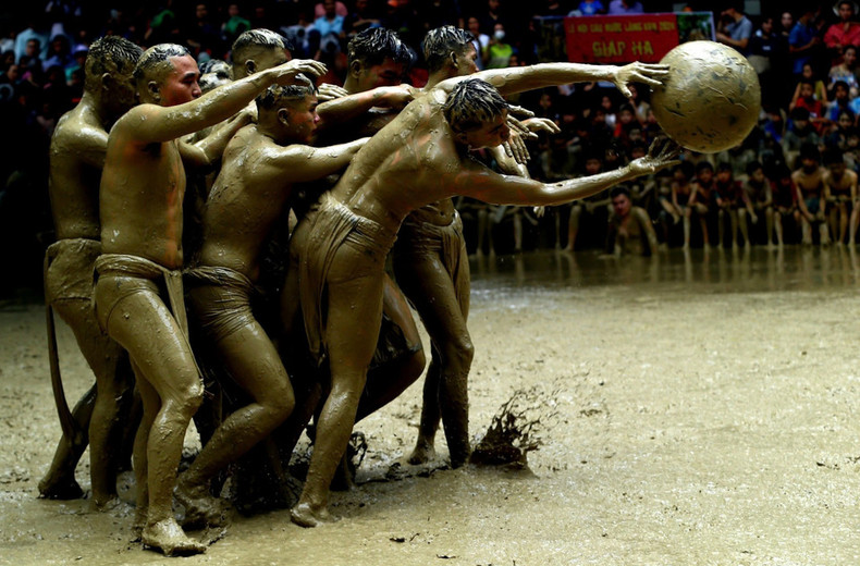 由越通社作者安成达拍摄的组图《独特的云村泥球摔跤赛》中的一张图片。这组图片荣获2024年OANA奖新闻摄影类别一等奖。 由越通社作者安成达拍摄的组图《独特的云村泥球摔跤赛》中的一张图片。这组图片荣获2024年OANA奖新闻摄影类别一等奖。