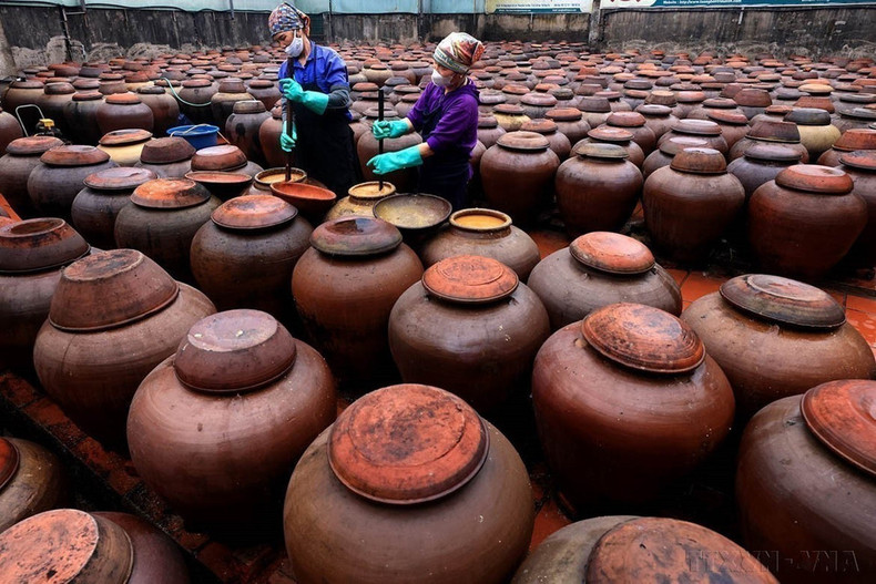 兴安省美豪县安仁乡贫村的居民传承、保护并弘扬酿黄豆大酱传统手工艺业。 兴安省美豪县安仁乡贫村的居民传承、保护并弘扬酿黄豆大酱传统手工艺业。