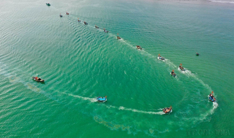 岘港渔民在传统求鱼节后扬帆出海。求鱼节是岘港市历史悠久的传统庙会,与供奉祭祀翁鱼(鲸鱼)——渔民守护神的信仰息息相关。每逢该节日,渔民们都祈求出海平安、捕鱼丰收和一帆风顺等。 岘港渔民在传统求鱼节后扬帆出海。求鱼节是岘港市历史悠久的传统庙会,与供奉祭祀翁鱼(鲸鱼)——渔民守护神的信仰息息相关。每逢该节日,渔民们都祈求出海平安、捕鱼丰收和一帆风顺等。