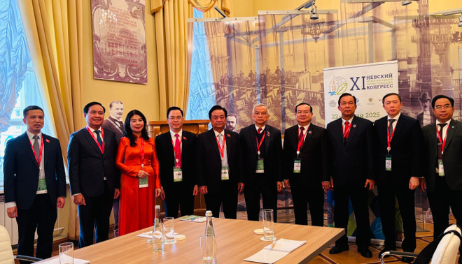 国会副主席黎明欢与老挝国会副主席宋玛·奔舍那的会晤。(图片来源:越通社) 国会副主席黎明欢与老挝国会副主席宋玛·奔舍那的会晤。(图片来源:越通社)