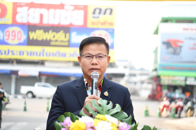 那空拍侬府府尹 Pratya Unphetwarakon发表讲话。（图片来源：越通社）