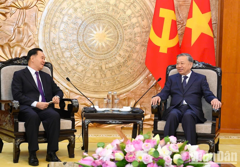 苏林总书记（右）与老挝人民革命党中央办公厅主任通沙立。