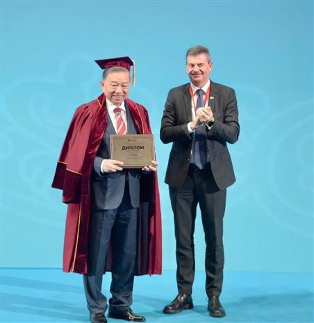 俄罗斯总统国民经济与公共管理学院院长阿列克谢·科米萨罗夫向苏林总书记授予“名誉教授”的称号。(图片来源:越通社) 俄罗斯总统国民经济与公共管理学院院长阿列克谢·科米萨罗夫向苏林总书记授予“名誉教授”的称号。(图片来源:越通社)