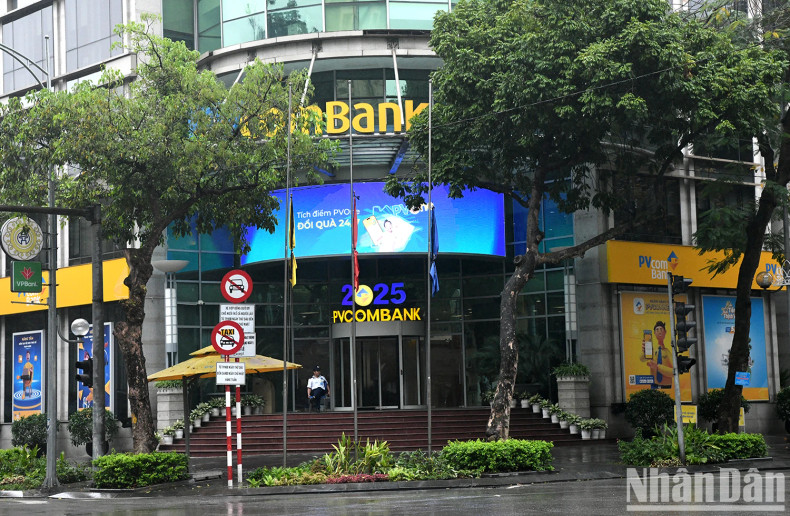 河内多个单位降半旗，向越南人民的伟大朋友表示哀悼。