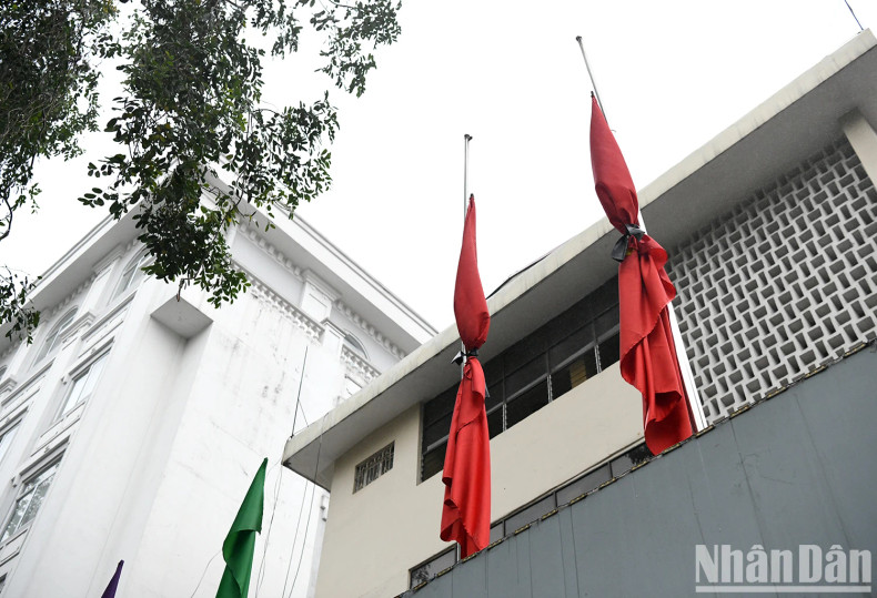 在巴亭郡朱文安街上降半旗，哀悼坎代·西潘敦同志。