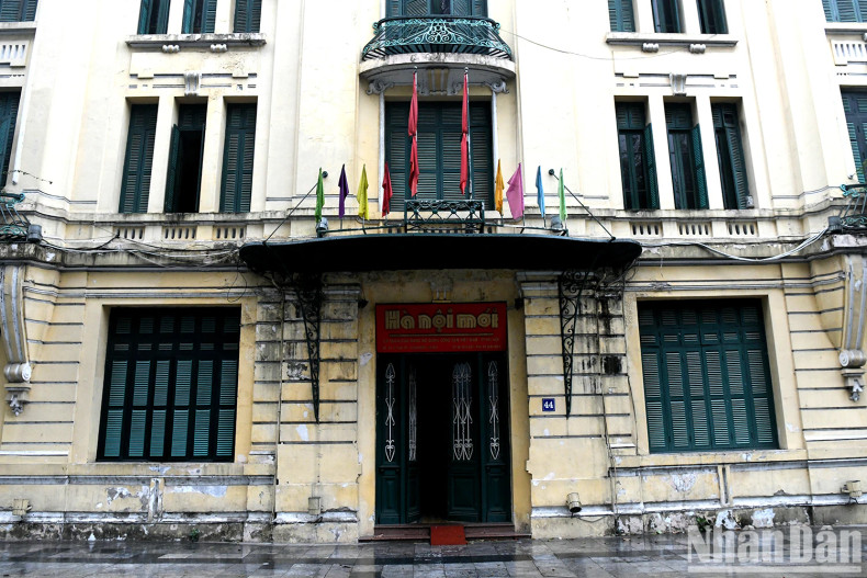 在《新河内报》大楼前降半旗。