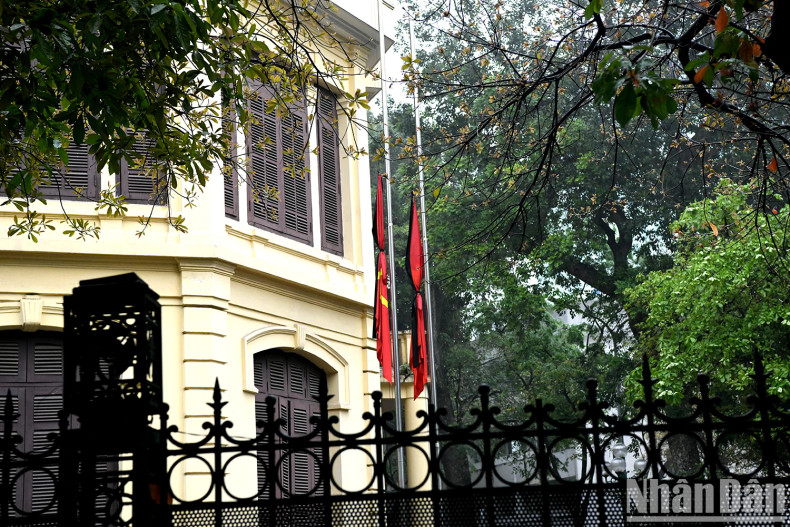 在河内还剑郡的吴权街上降半旗，悼念坎代·西潘敦同志。