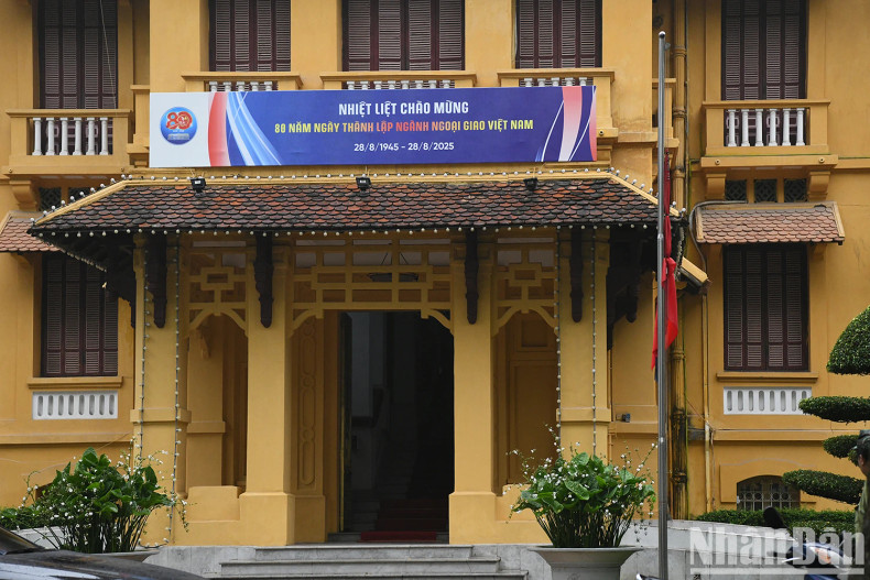 在此期间，首都河内的各机关、单位以及越南驻外代表机构降半旗，并停止各项娱乐活动，一同为坎代·西潘敦同志默哀。