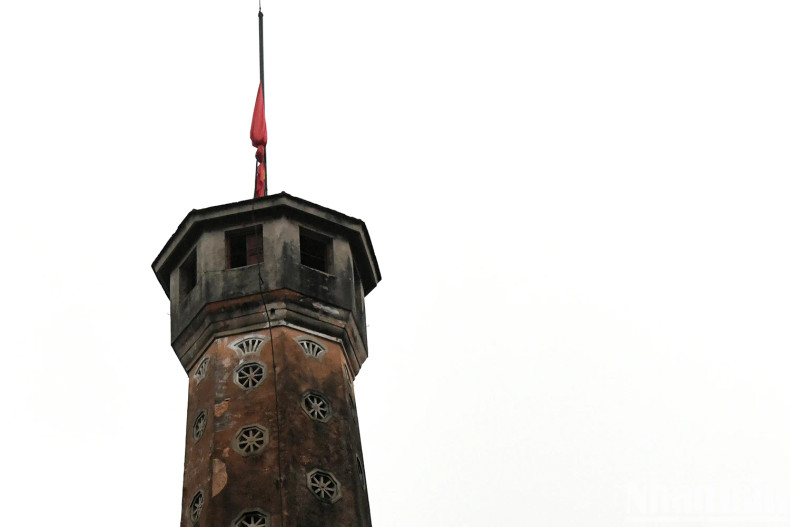 在首都标志性建筑——河内旗台上降半旗，展现了庄严的国葬仪式。