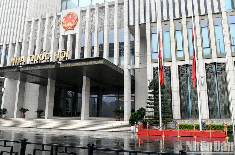 降半旗不仅表达了越南国家和人民对坎代·西潘敦同志的深切哀悼，还对他为建设和巩固越老之间的特殊关系所作出的巨大贡献表示感谢。