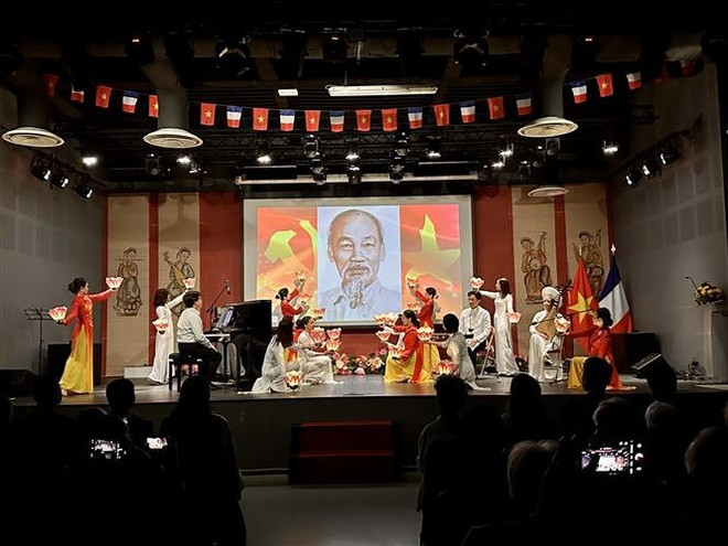 5月18日晚,胡志明主席诞辰135周年纪念典礼在法国越南文化中心隆重举行。(图片来源:越通社) 5月18日晚,胡志明主席诞辰135周年纪念典礼在法国越南文化中心隆重举行。(图片来源:越通社)