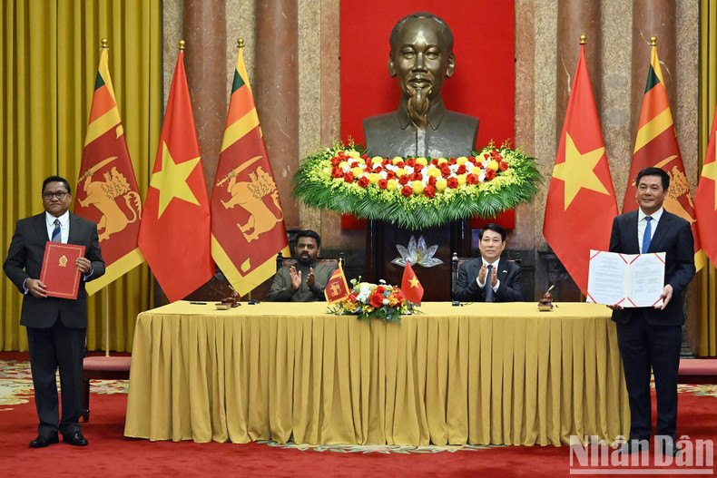 越南国家主席梁强与斯里兰卡总统阿努拉·库马拉·迪萨纳亚克共同见证了越南工贸部与斯里兰卡工业与企业发展部签署的关于机械制造合作的谅解备忘录。