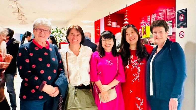 越南艺术空间协会主席黄秋庄(中间):“我们希望能激励世界各地的年轻人,无论我们身处世界哪个角落,心中始终怀揣着对越南国旗和民族的自豪感。” 越南艺术空间协会主席黄秋庄(中间):“我们希望能激励世界各地的年轻人,无论我们身处世界哪个角落,心中始终怀揣着对越南国旗和民族的自豪感。”