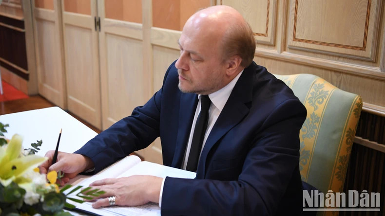 俄罗斯驻泰国大使叶夫吉尼·托米金在吊唁簿上题词。