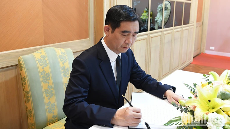 越南驻泰国大使范越雄在吊唁簿上题词。