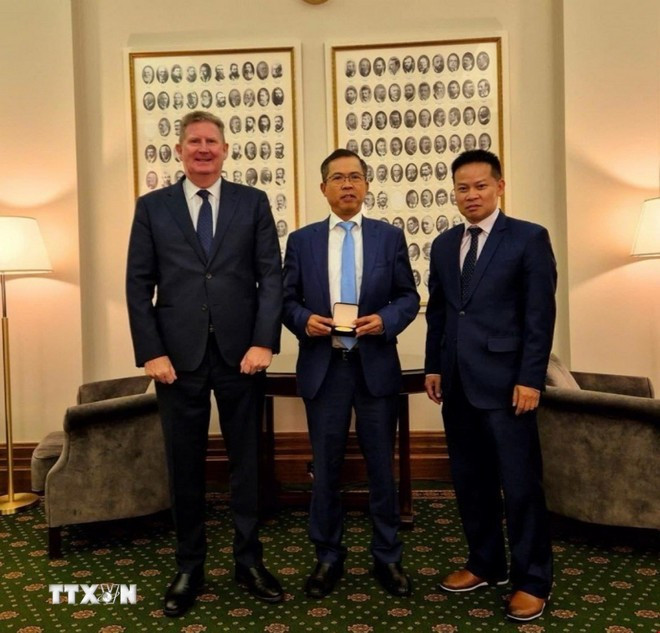 范雄心大使礼节性拜会南澳洲参议院议长斯蒂芬斯。（图源来源：越通社）