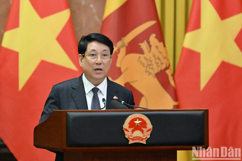 梁强主席在记者会上发表讲话。