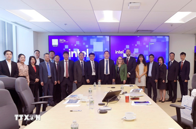 越南财政部代表团与英特尔(Intel)代表合影。(图片来源:越通社) 越南财政部代表团与英特尔(Intel)代表合影。(图片来源:越通社)