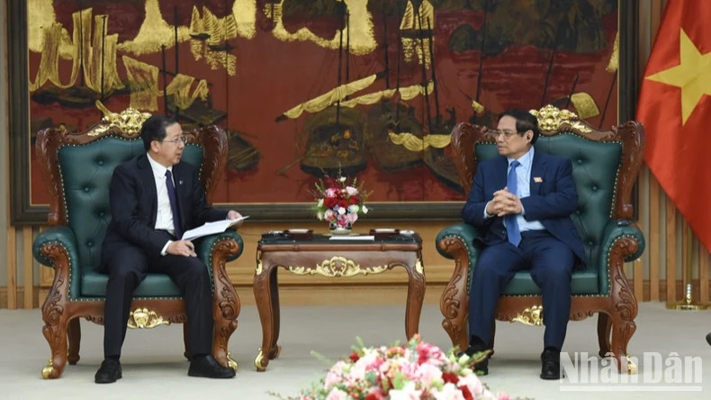 范明正总理（右）与彭刚平董事长。