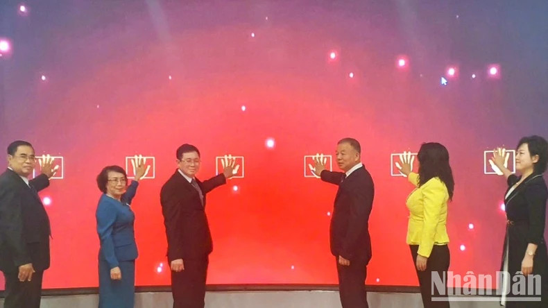 双方领导出席越南隆安省 - 中国辽宁省友好周启动仪式。