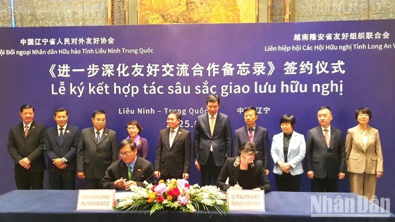 隆安省和辽宁省签署友好合作备忘录。