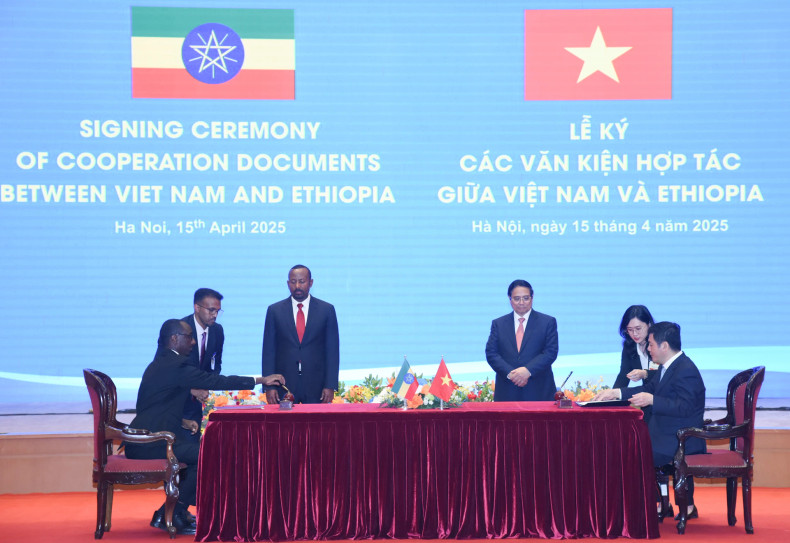 两国总理共同见证越南工贸部与埃塞俄比亚贸易和区域一体化部的谅解备忘录签署仪式。 两国总理共同见证越南工贸部与埃塞俄比亚贸易和区域一体化部的谅解备忘录签署仪式。