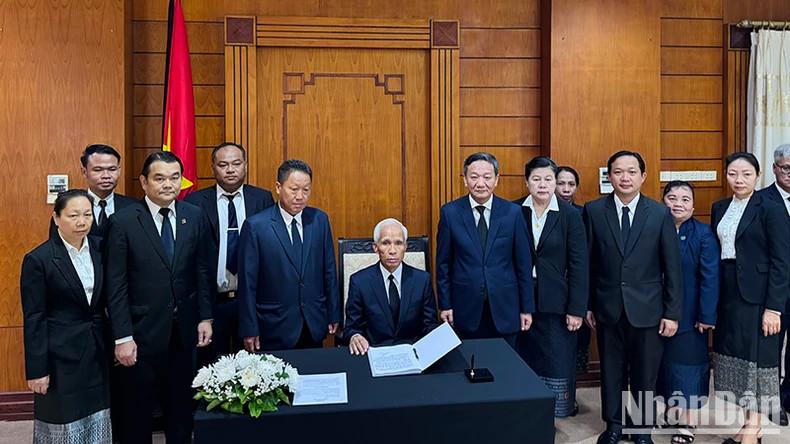 老挝人民革命党中央书记处书记、中央宣训部部长坎潘·佩亚翁在吊唁簿上留言。