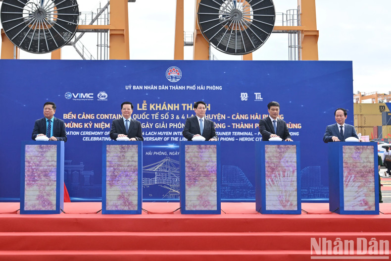 越南国家主席梁强和各位代表出席海防国际集装箱码头落成典礼。