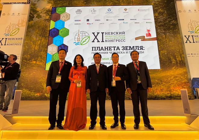 越南国会代表团出席涅夫斯基国际生态大会。(图片来源:越通社) 越南国会代表团出席涅夫斯基国际生态大会。(图片来源:越通社)