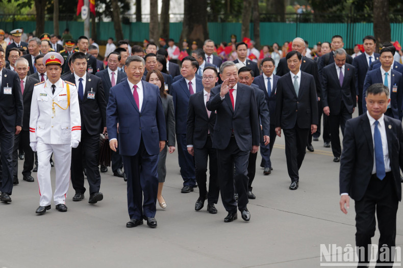 越共中央总书记苏林与中共中央总书记、中国国家主席习近平以及代表团成员步行在雄王街,前往越共中央总部。 越共中央总书记苏林与中共中央总书记、中国国家主席习近平以及代表团成员步行在雄王街,前往越共中央总部。