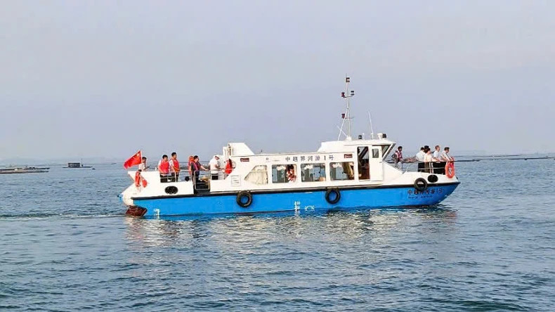 边境河流旅游体验项目有助于进一步深化芒街市与东兴市两地政府之间的全面合作与友好关系。 边境河流旅游体验项目有助于进一步深化芒街市与东兴市两地政府之间的全面合作与友好关系。