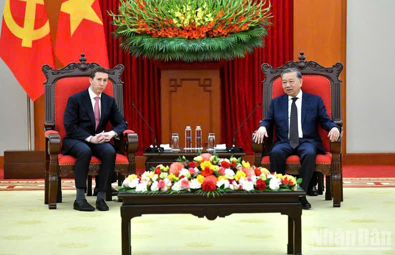 苏林总书记（右）与杰弗里·大卫·普尔曼先生。