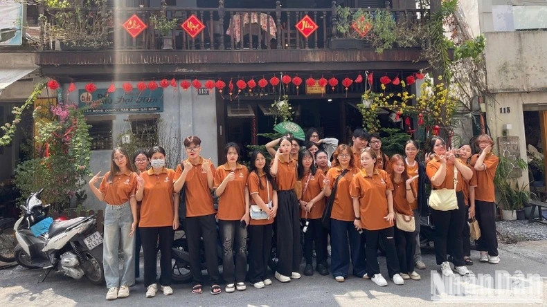 雄王大学的大学生参观西贡特工博物馆。 雄王大学的大学生参观西贡特工博物馆。